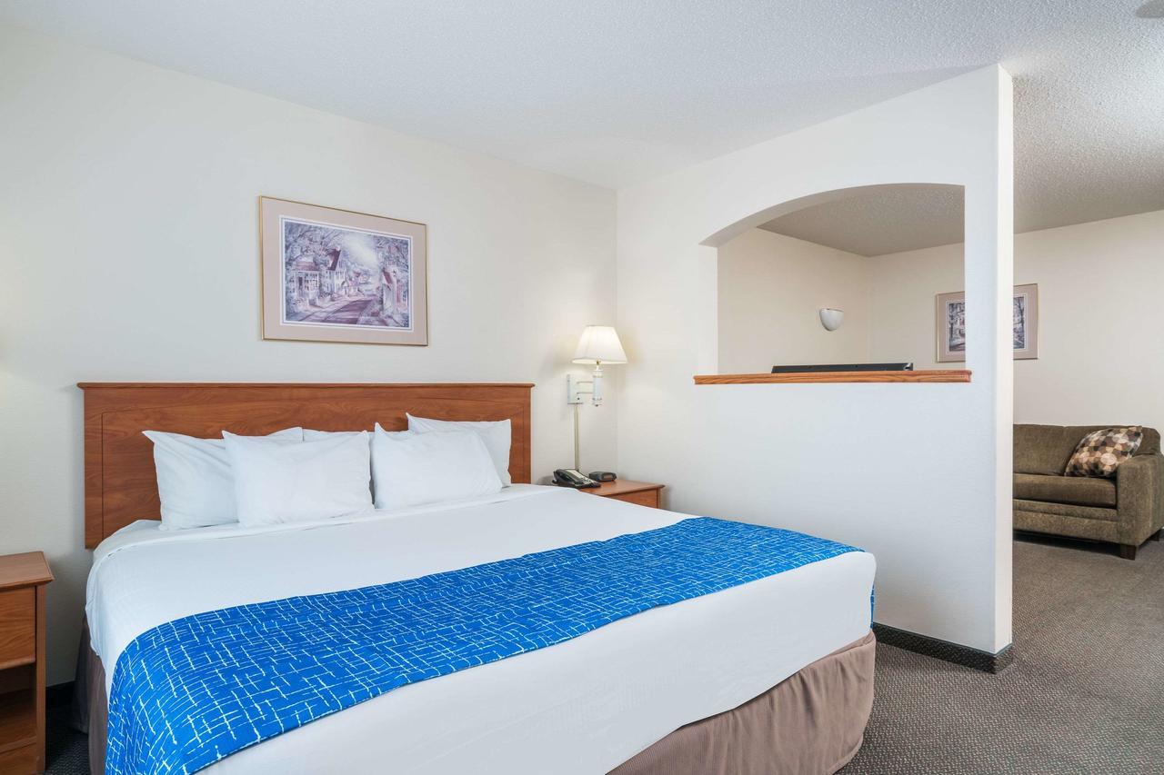 Travelodge & Suites By Wyndham Fargo/Moorhead Экстерьер фото