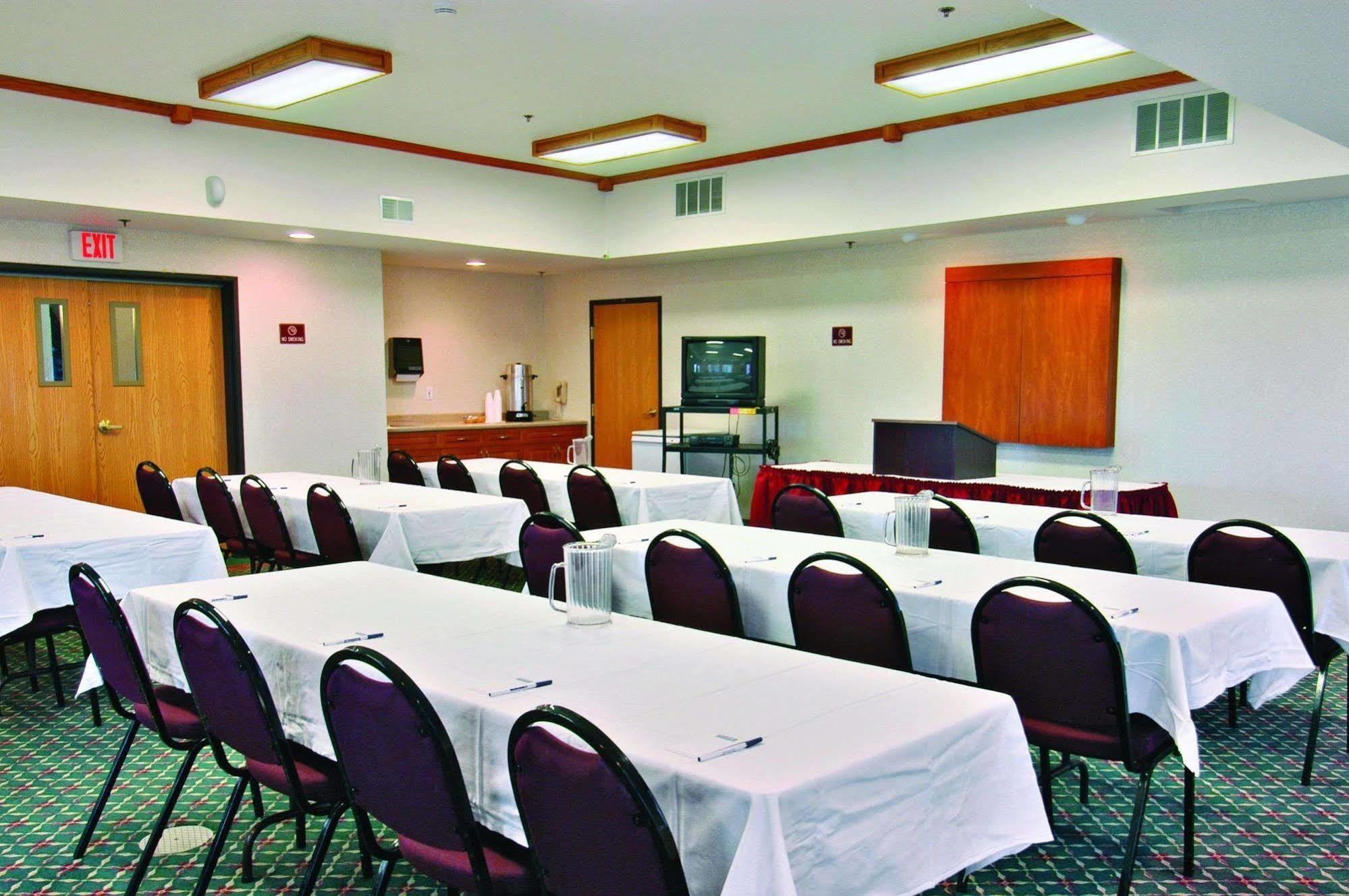 Travelodge & Suites By Wyndham Fargo/Moorhead Экстерьер фото